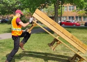 soulever banc de parc avec la jambe - formation en manutention manuelle pour formateurs